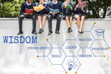 Öğrenciler kitap okuyor