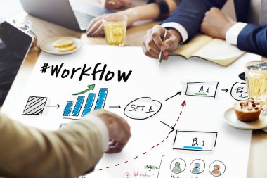 Bir grup insan oturup tablo ve tartışılması