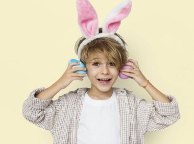 Paskalya yumurtaları ile gülümseyen sevimli çocuk 