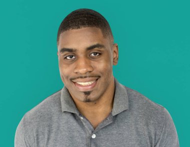 Mutlu Adam gülümsüyor.