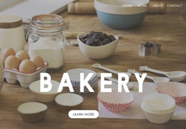 mutfak masasında malzemelerle