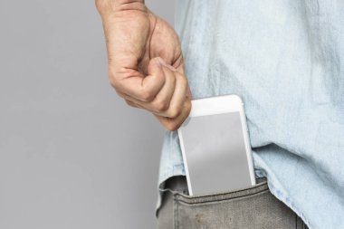 El ele tutuşan akıllı telefon.