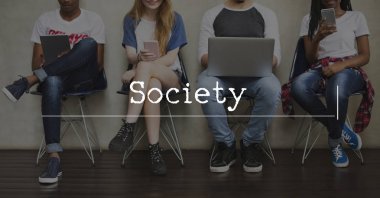 Farklı aygıtlar kullanan çok ırklı kişiler