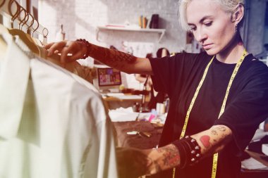 yaratıcı moda tasarımcısı