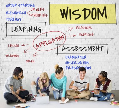 öğrenciler proje üzerinde birlikte çalışma