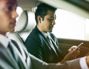 İşadamları dijital tablet kullanma