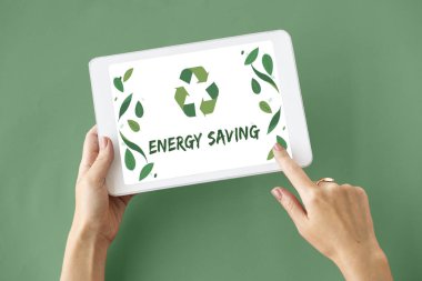 kişi holding dijital tablet