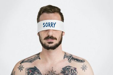 Şerit gözleri olan adam