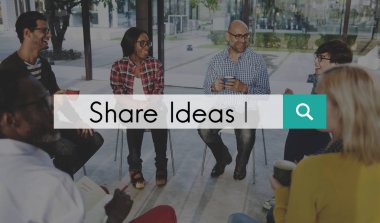 Daire içinde oturan insanların grup 