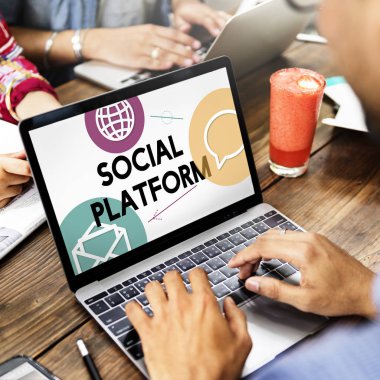 dizüstü bilgisayar kullanan adam resmini kırpılmış