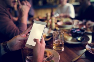 Eller üstünde hareket eden telefon fotoğraf yapma