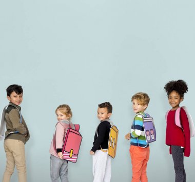 Okul arkadaşları ile kağıt sırt çantaları 