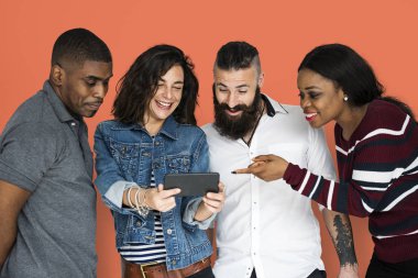 Arkadaşlar dijital aygıt kullanarak