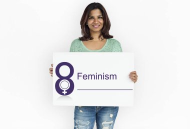 gülümseyen kadın afişini tutar