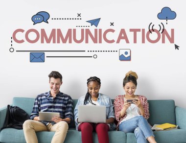 Arkadaşlar dijital cihazlar kullanarak 