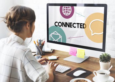 bilgisayar ile çalışan kadın