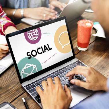 dizüstü bilgisayar kullanan adam resmini kırpılmış