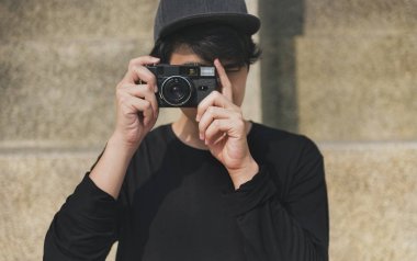 Asyalı çocuk alarak fotoğraf ile fotoğraf makinesi