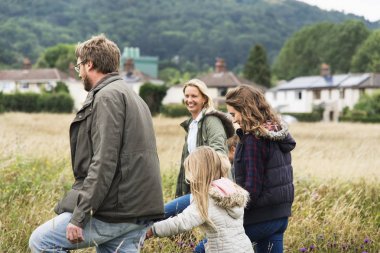 Aile tarlada yürüyor