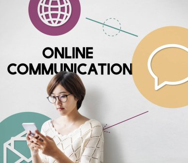 Akıllı telefon kullanan kadın