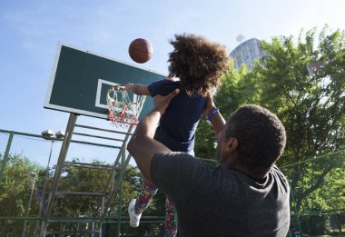 Basket oynarken kızı ile baba