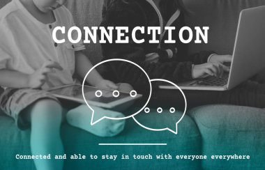 kız ve erkek kardeş dijital cihazlar kullanarak