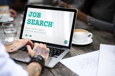 Eller dizüstü bilgisayarda çalışıyor