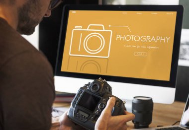 Bilgisayar ekranı önünde oturan adam