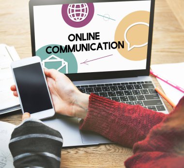 dizüstü bilgisayar önünde Smartphone kullanan kişiler