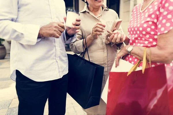 Gente con estilo en la ciudad — Foto de Stock