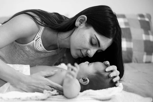 Anya, baba gondozása — Stock Fotó