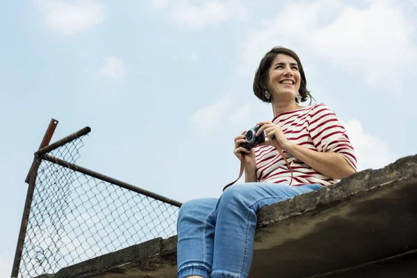 Mulher viajante com câmera de foto — Fotografia de Stock