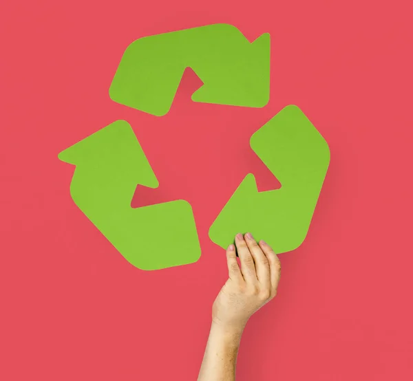 Hand hält Recyclingschild — Stockfoto