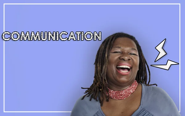 Γελώντας αφρικανική αμερικανική γυναίκα — Φωτογραφία Αρχείου