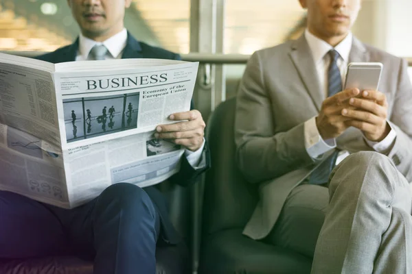 Homens de negócios lendo jornal — Fotografia de Stock