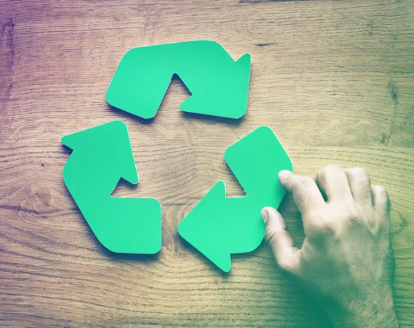Hand und Recyclingschild — Stockfoto