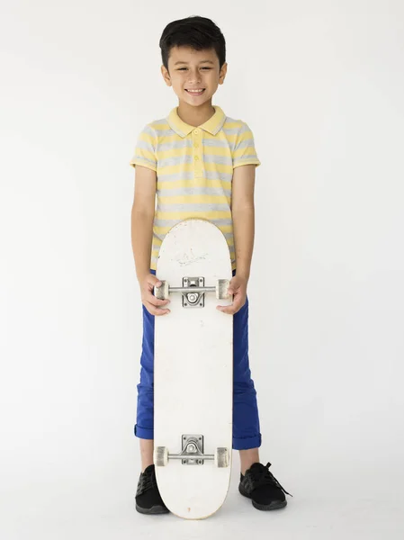 Asiatiska boy med skateboard — Stockfoto