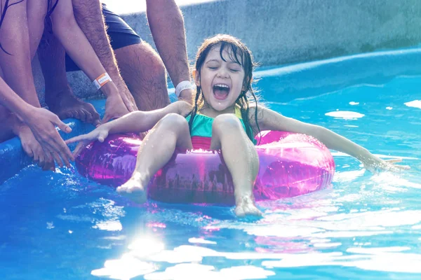 Chica divirtiéndose en la piscina — Foto de Stock