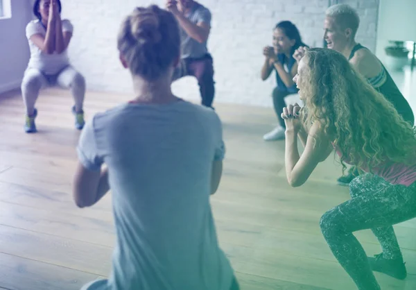 Gruppo di persone che esercitano — Foto Stock