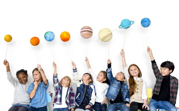Dzieci trzymając Układu Słonecznego — Zdjęcie stockowe