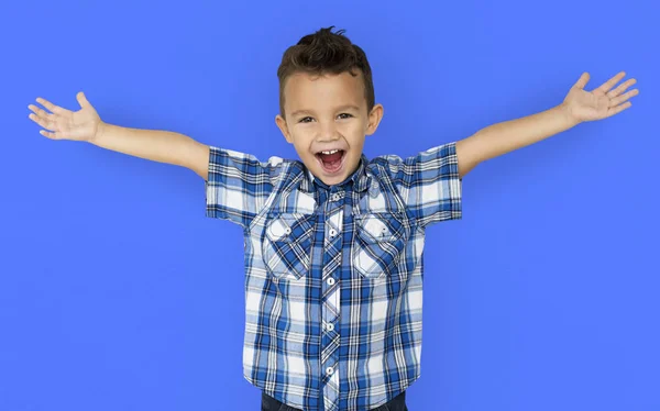 Маленький мальчик с поднятыми руками — стоковое фото