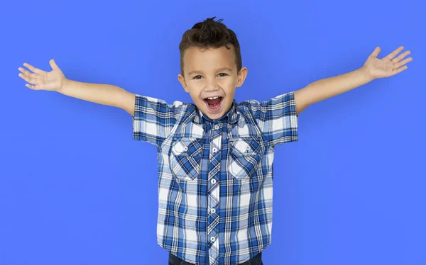 Niño pequeño con los brazos levantados —  Fotos de Stock