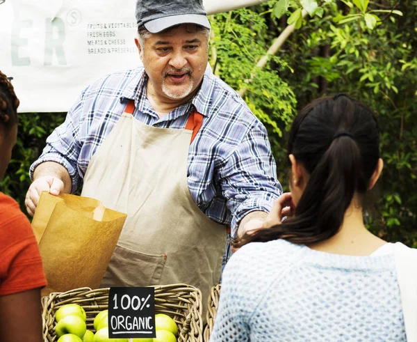 Proprietario della drogheria che vende prodotto al cliente — Foto Stock