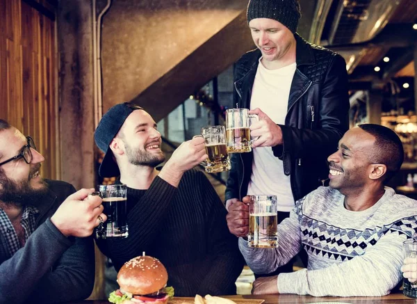 Vrienden drinken ambachtelijke bier — Stockfoto