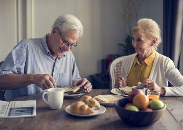 Coppia di adulti anziani che fa colazione — Foto Stock