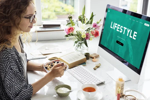 Frau arbeitet am Computer — Stockfoto