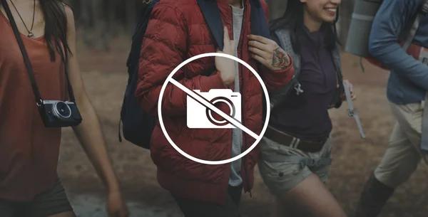 Turister med ryggsäckar i skogen — Stockfoto