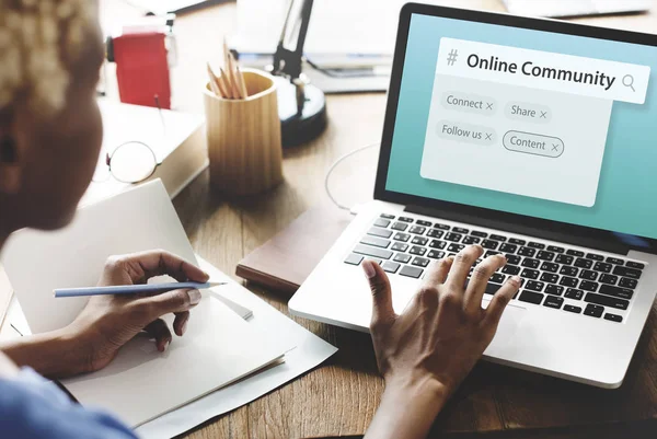 African woman using laptop — Stock Photo, Image