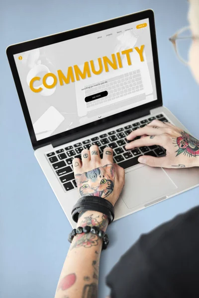 Tatuerade person att skriva på laptop. — Stockfoto