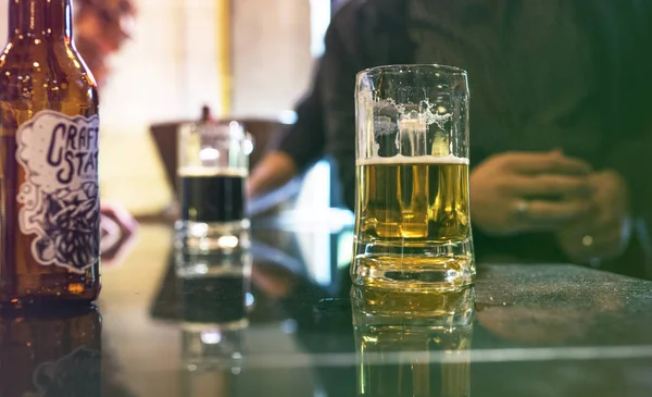 Friends drink Craft Beer — Stock Photo, Image